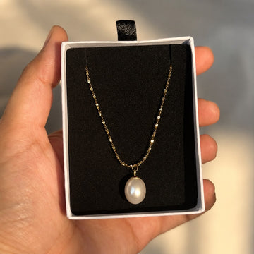 Elegant Gold-Plated Daisy Flower Pendant Necklace for Women